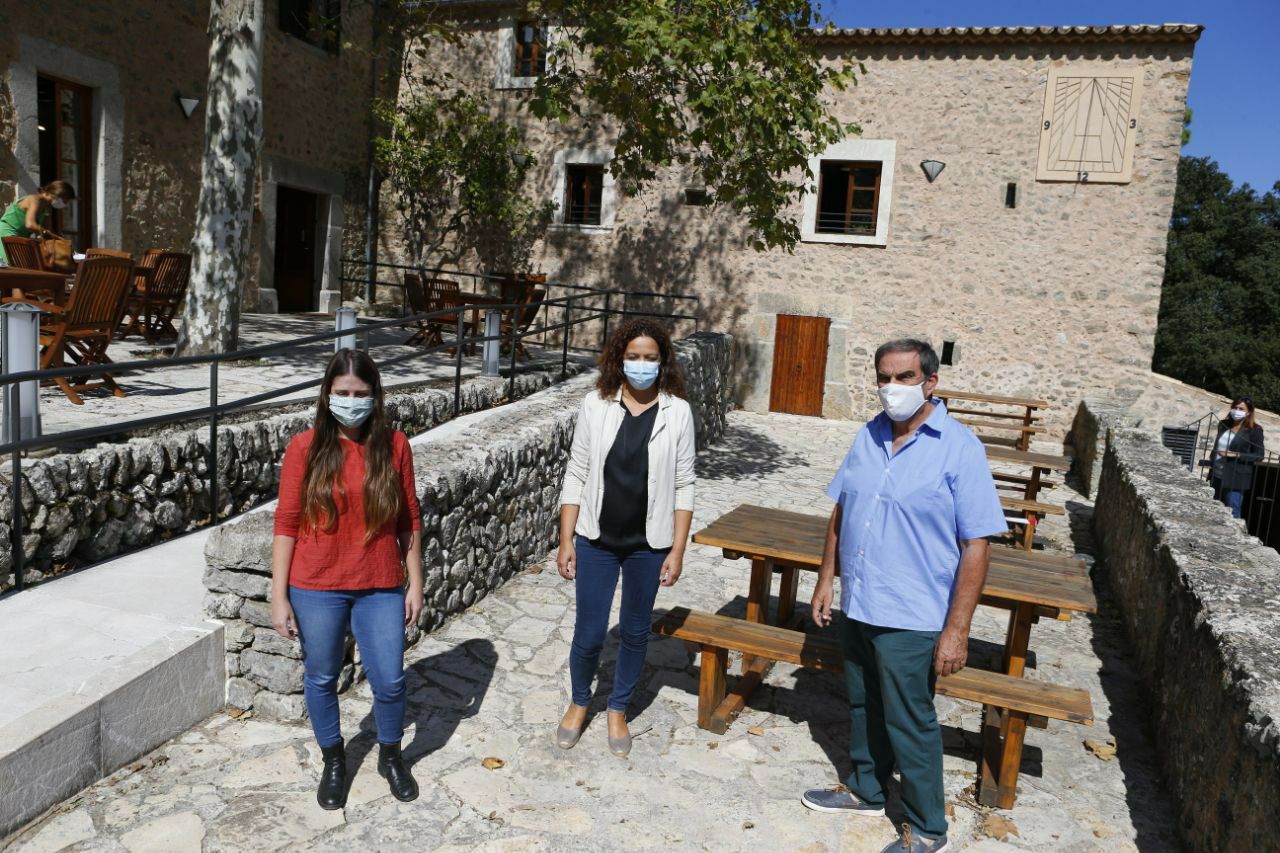 La presidenta Cladera i la consellera Ribot durant la visita al refugi de Son Amer.