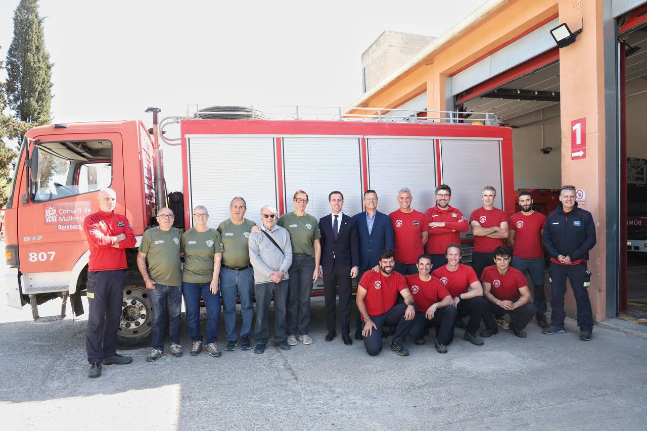 Acto de cesión de un camión de bomberos a la ONG Inca-Mallorca Solidària.