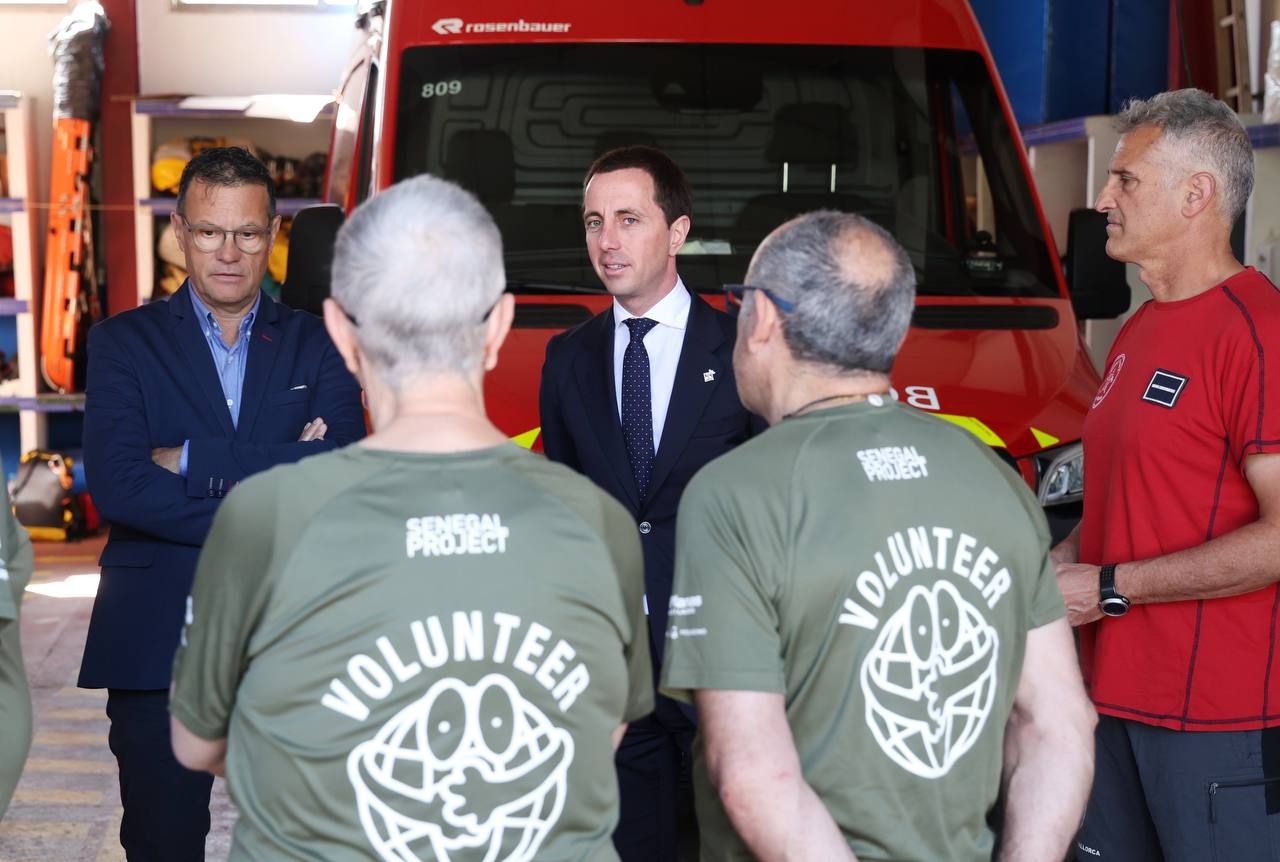Acto de cesión de un camión de bomberos a la ONG Inca-Mallorca Solidària.