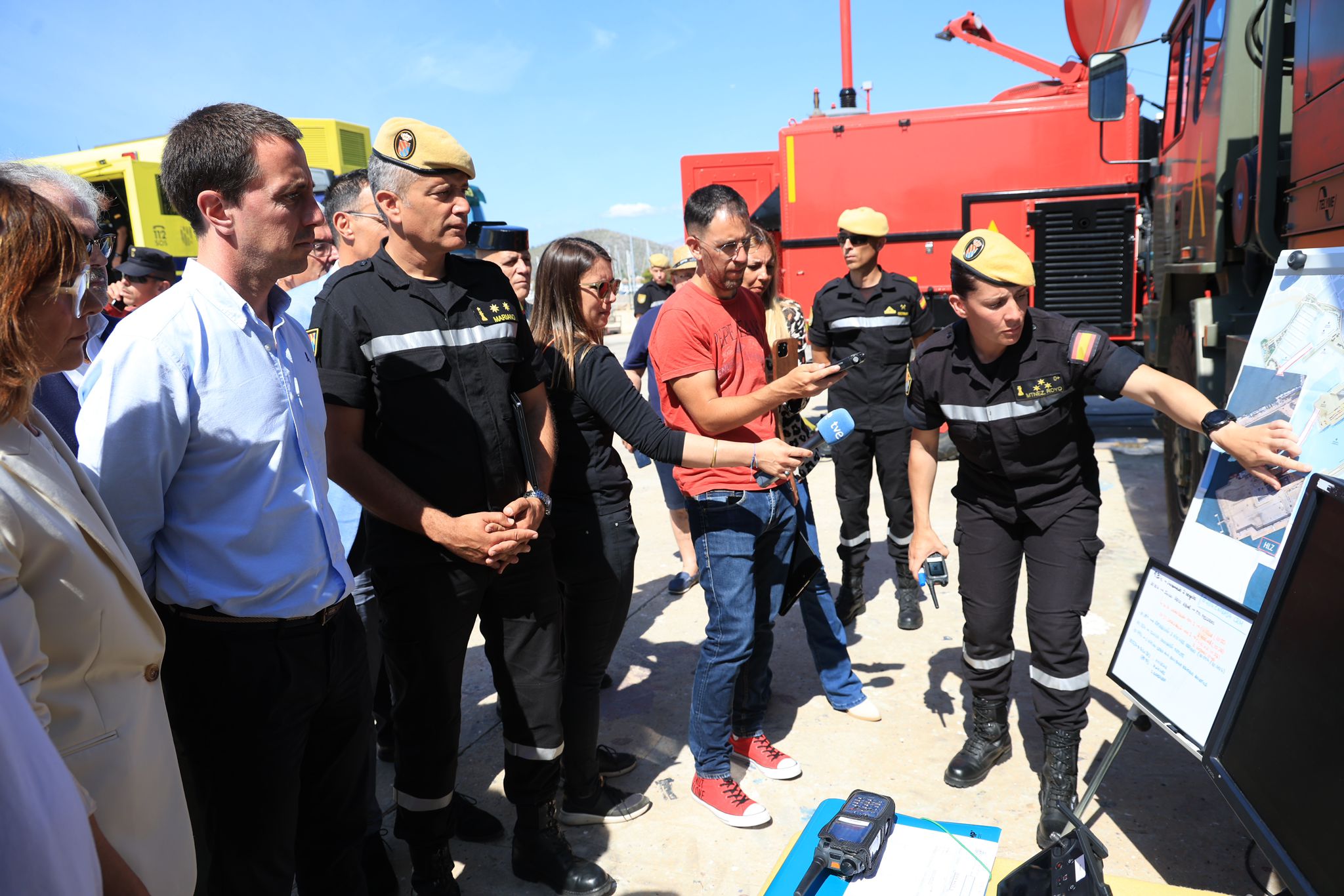 El presidente del Consell de Mallorca, Llorenç Galmés, en el simulacro de los cuerpos de emergencia en el Port d'Alcúdia.