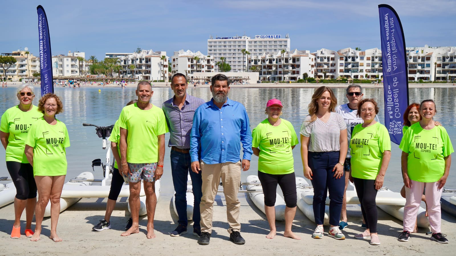 El Consell de Mallorca estrena una actividad de bicicletas de agua para personas mayores.