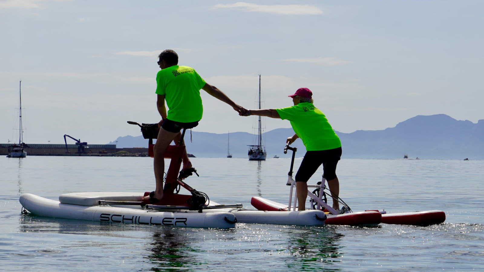 El Consell de Mallorca estrena una actividad de bicicletas de agua para personas mayores.