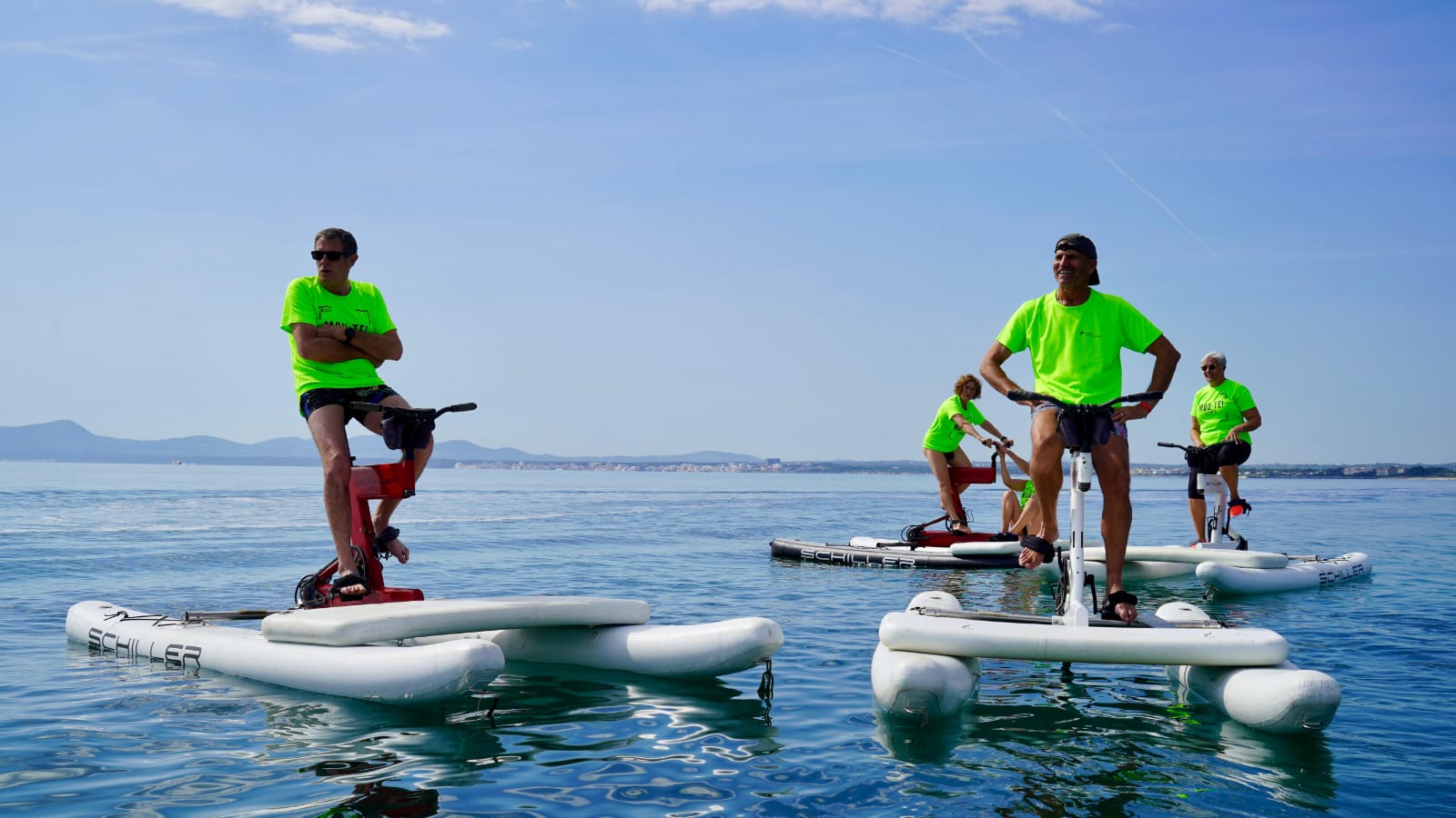 El Consell de Mallorca estrena una actividad de bicicletas de agua para personas mayores.