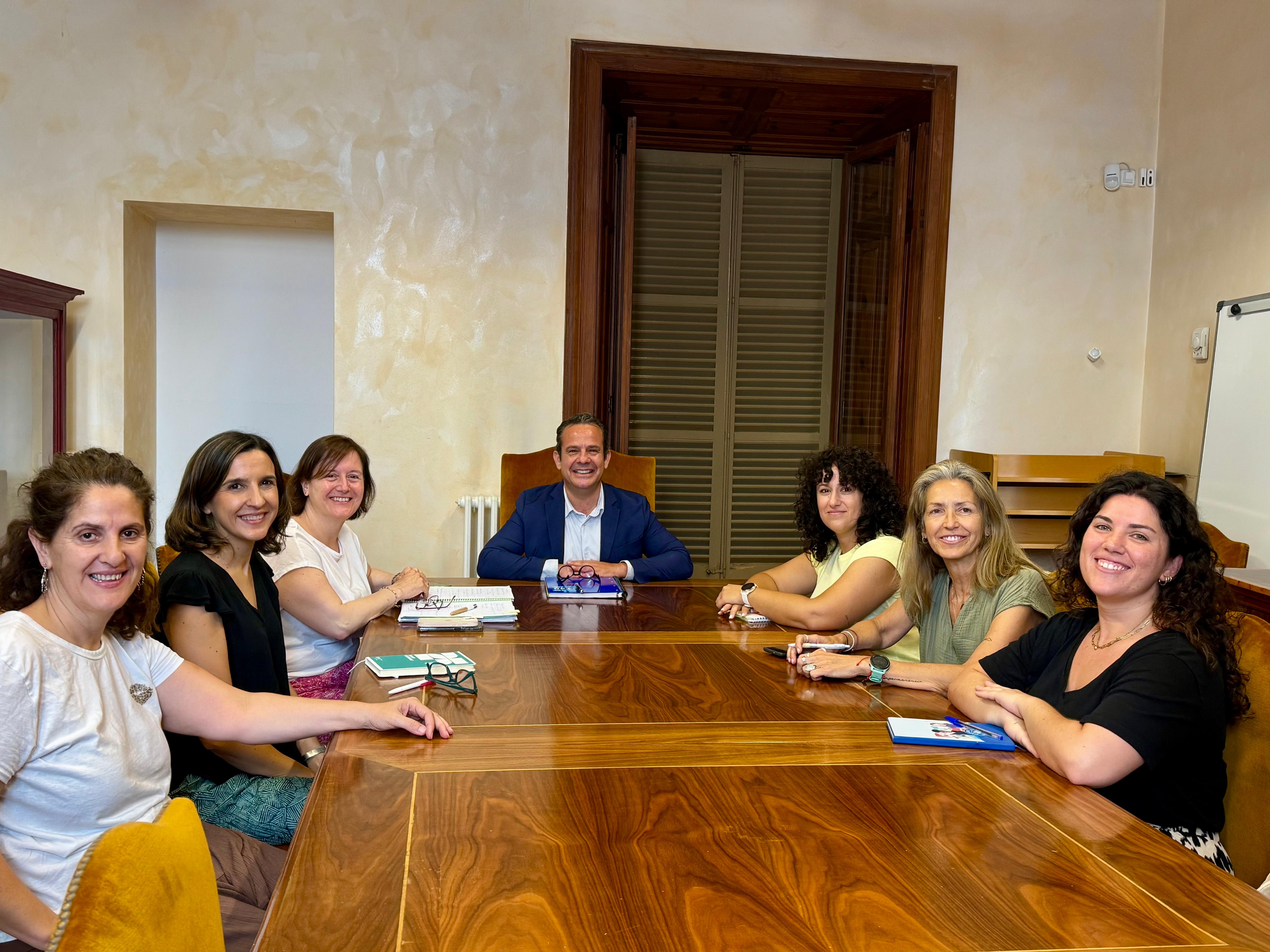Reunión del consejero Presidencia, Toni Fuster, con entidades sociales.