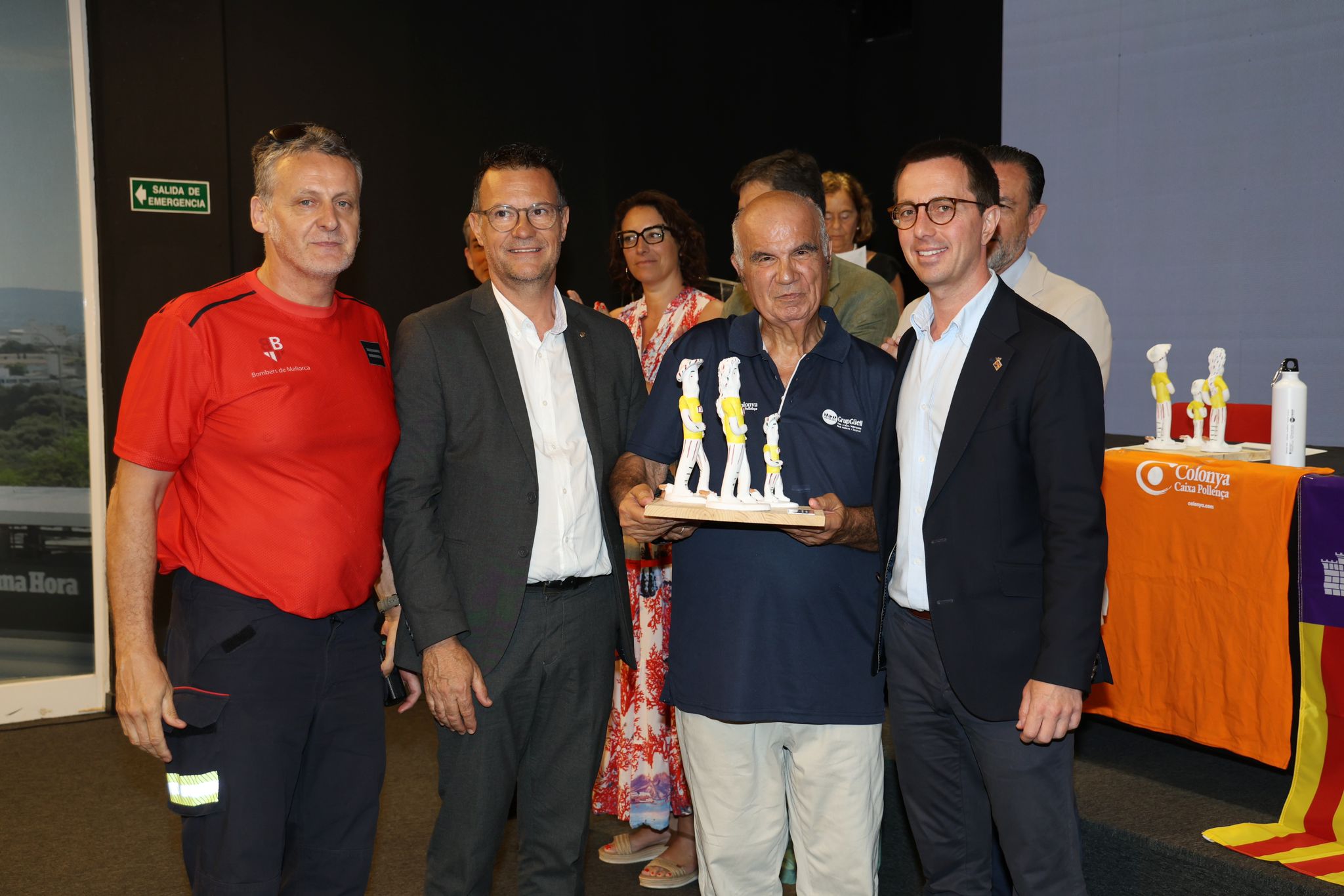Los Bomberos de Mallorca reciben un siurell de plata de parte del Grup Güell.