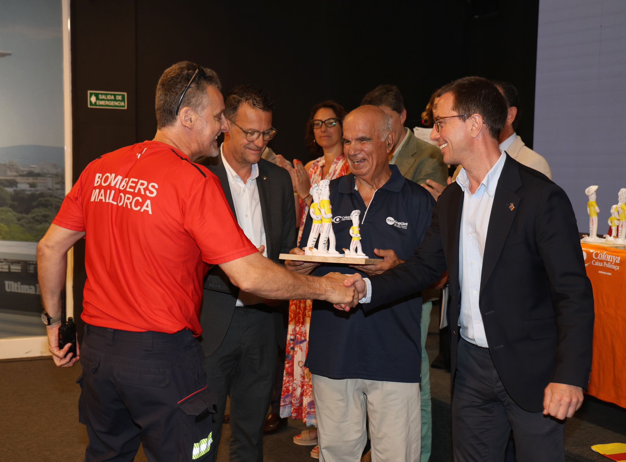 Los Bomberos de Mallorca reciben un siurell de plata de parte del Grup Güell.