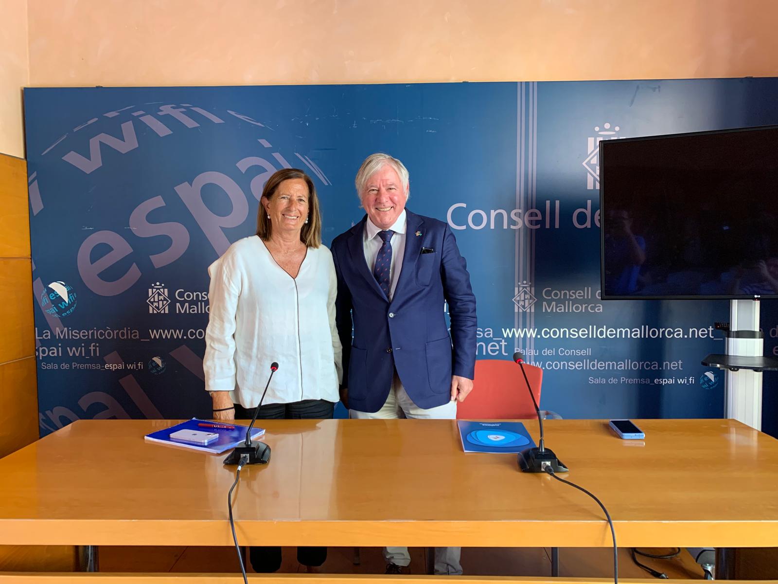 El consejero de Turismo, José Marcial Rodríguez Díaz, y la directora insular de Turismo para la Oferta y la Calidad, Clara del Moral.