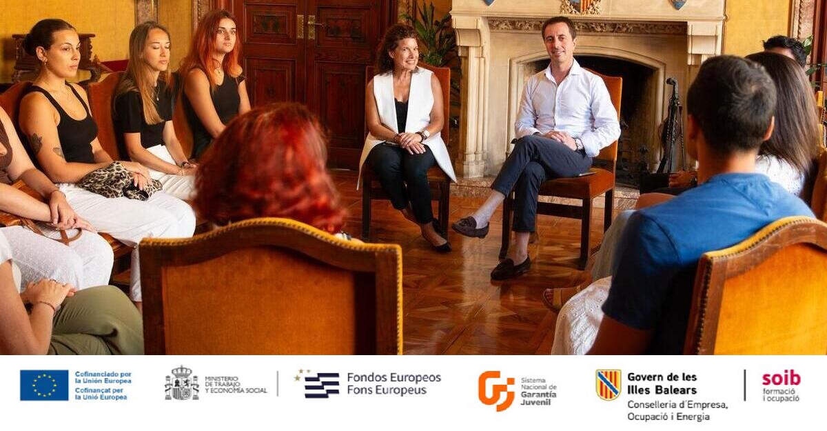 El presidente Galmés da la bienvenida a los 11 jóvenes cualificados que se incorporan al Consell de Mallorca y al IMAS.