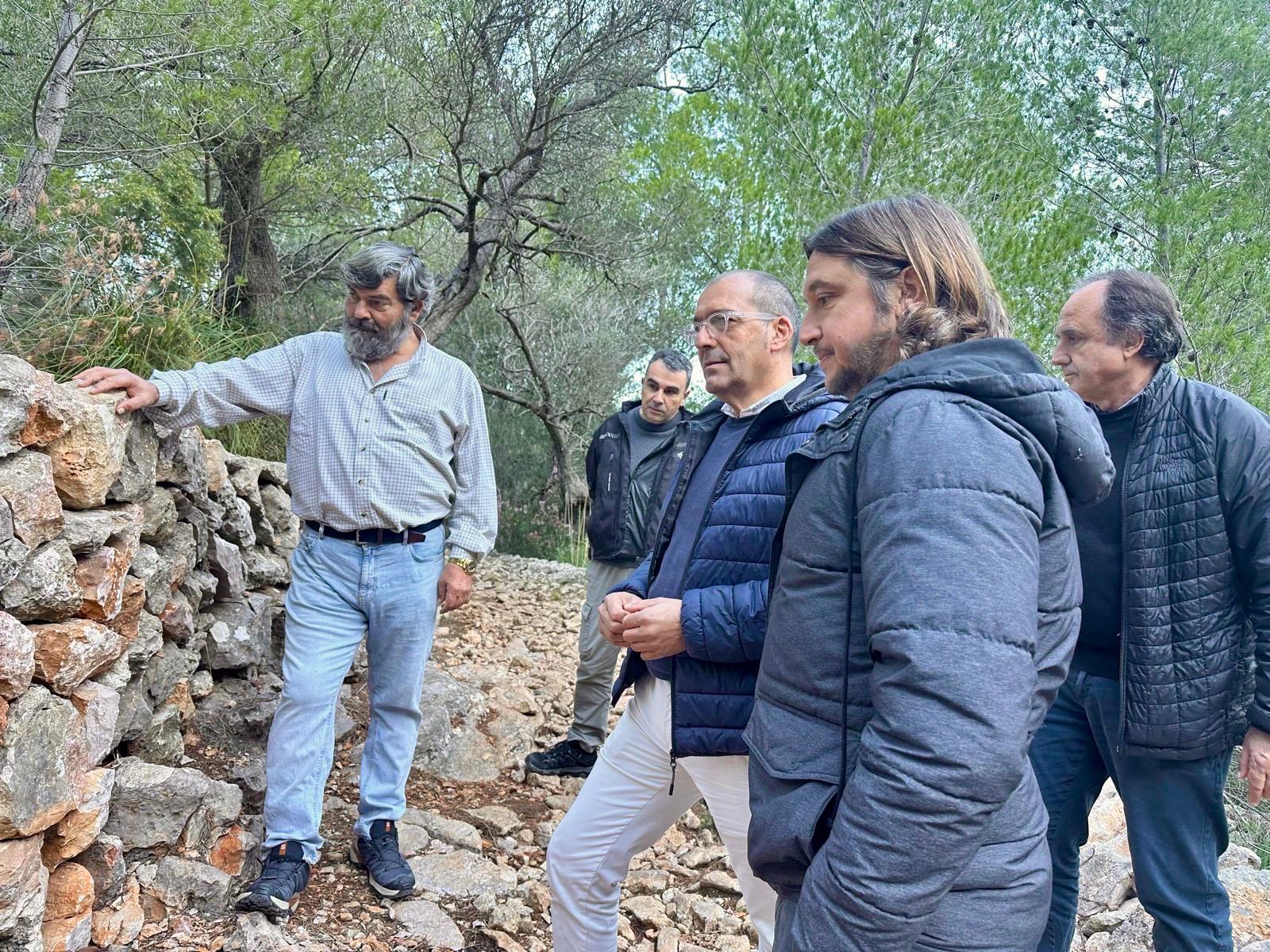El conseller Bestard visita la rehabilitació dels marges.