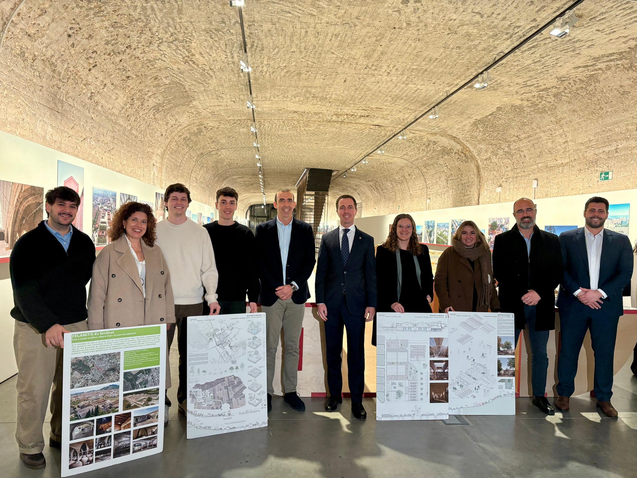 El presidente Llorenç Galmés se reúne con los arquitectos del proyecto ganador del concurso EUROPAN para la rehabilitación de Es Sindicat de Felanitx.