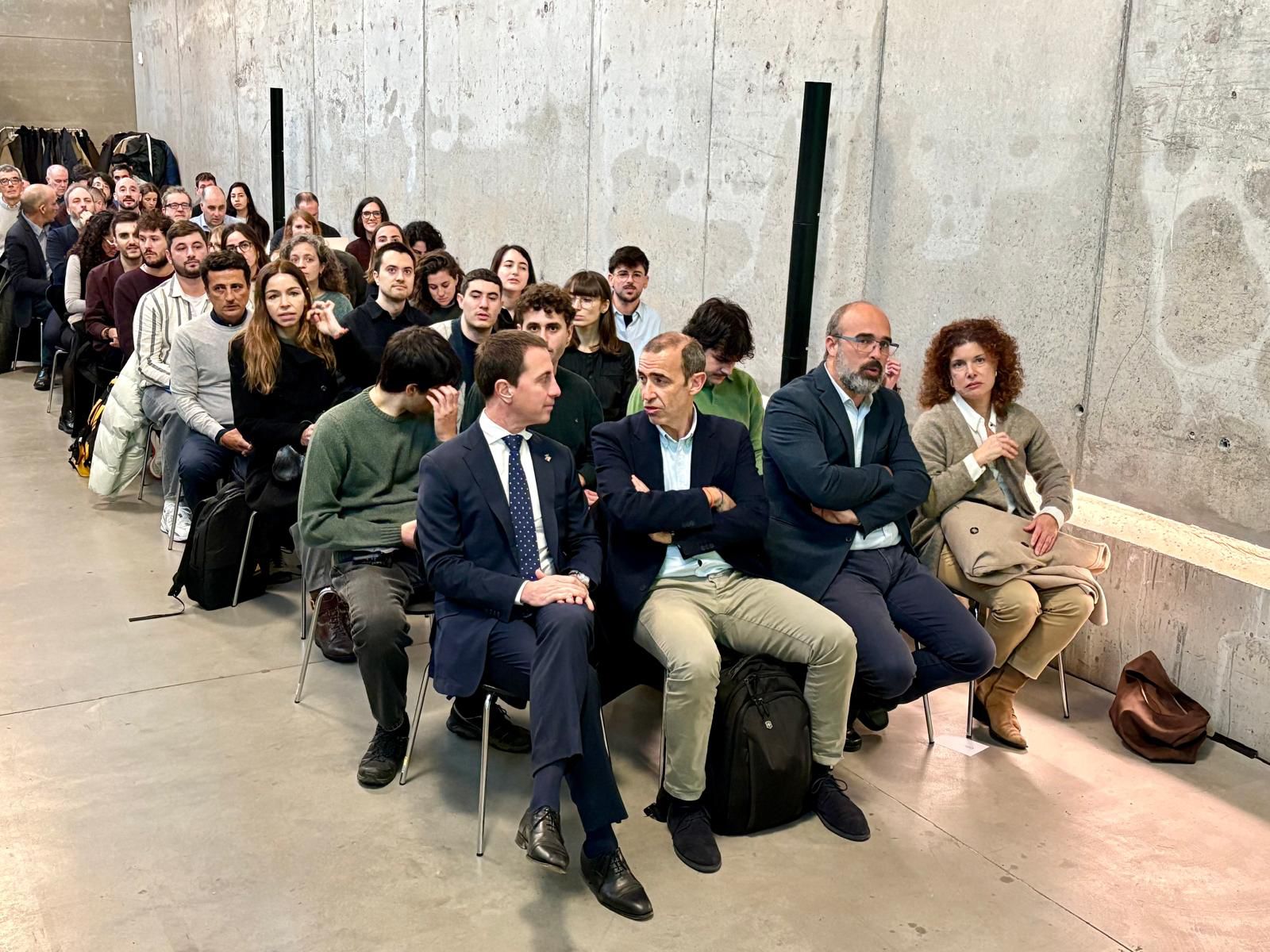 El presidente Llorenç Galmés se reúne con los arquitectos del proyecto ganador del concurso EUROPAN para la rehabilitación de Es Sindicat de Felanitx.