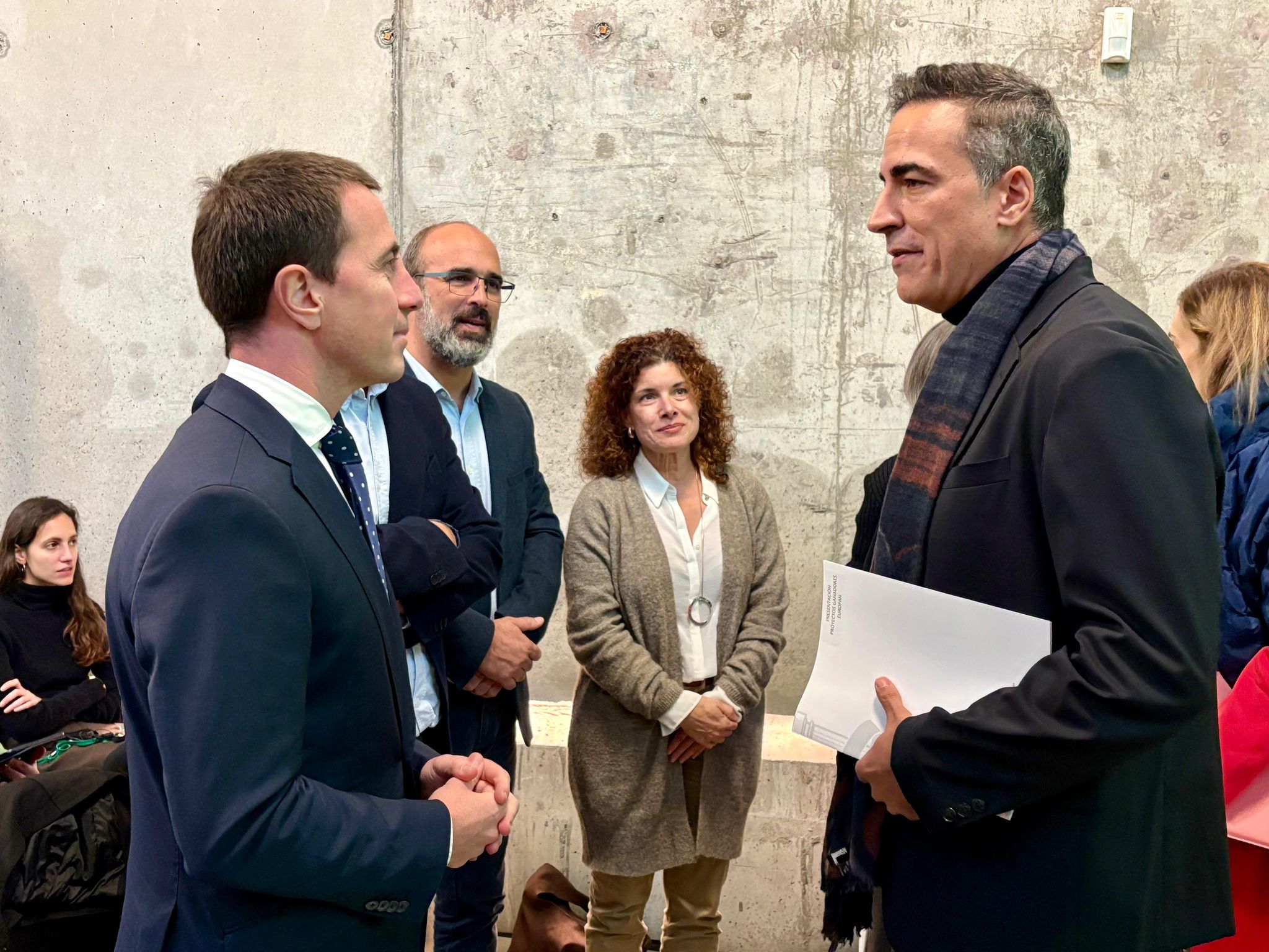 El presidente Llorenç Galmés se reúne con los arquitectos del proyecto ganador del concurso EUROPAN para la rehabilitación de Es Sindicat de Felanitx.