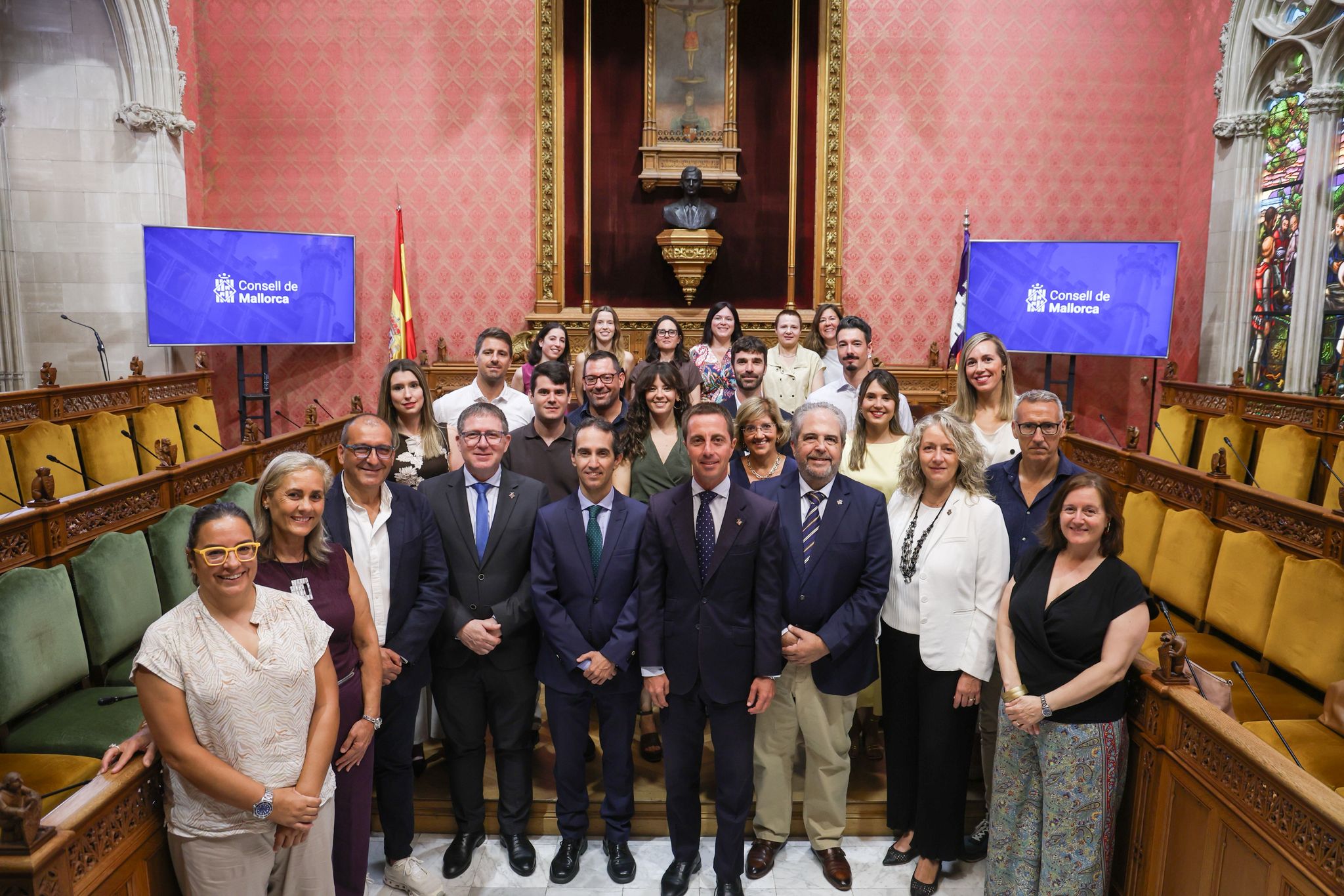 Toma de posesión de 16 nuevos funcionarios del Consell de Mallorca.