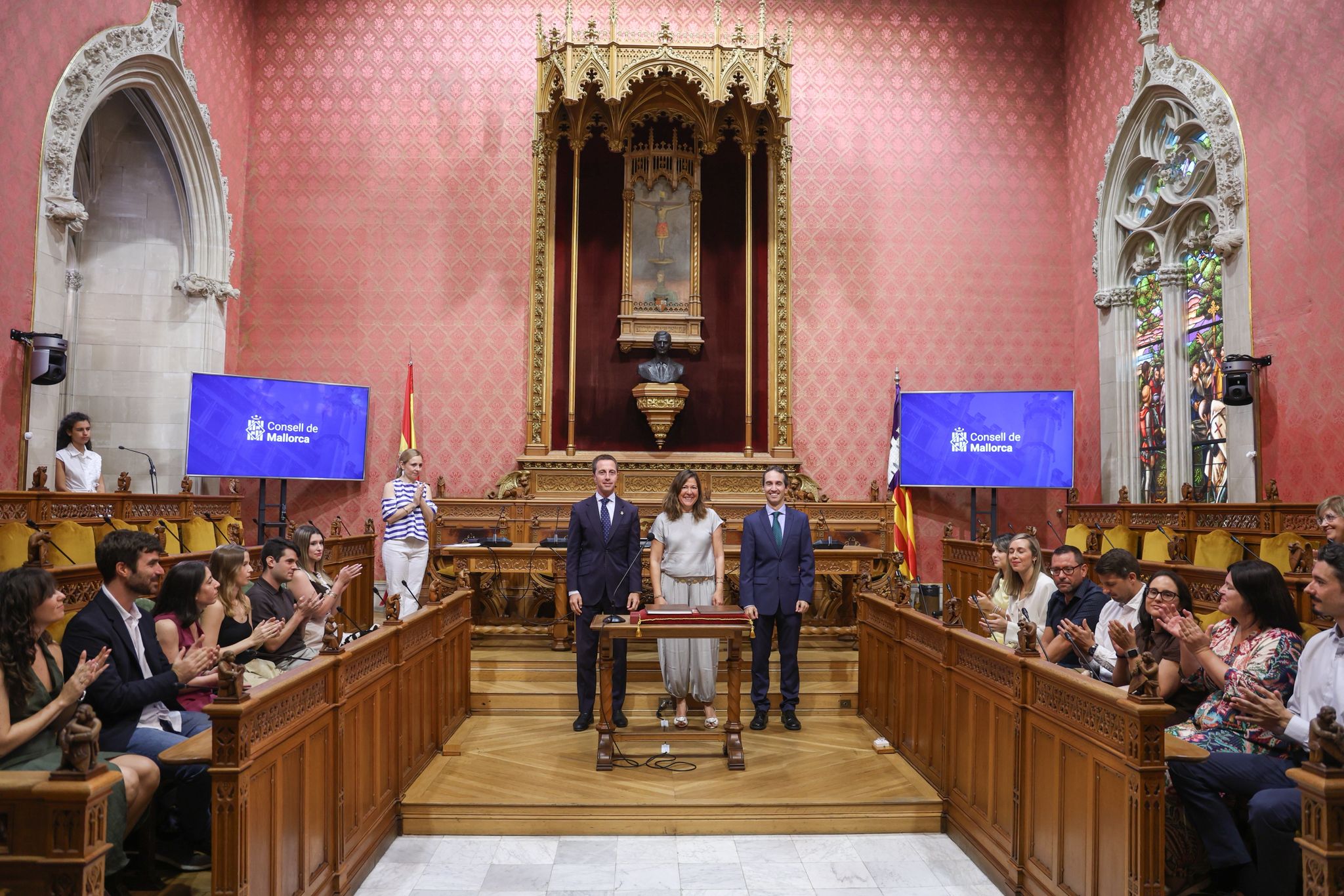 Toma de posesión de 16 nuevos funcionarios del Consell de Mallorca.