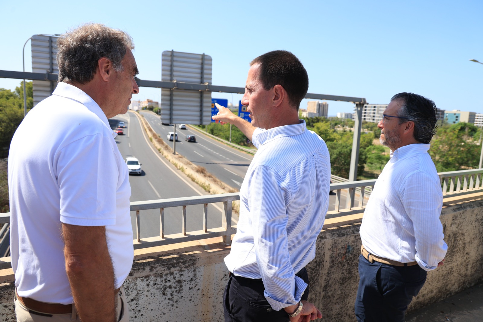 El presidente Galmés y el consejero Rubio durante una visita a la vía de Cintura.