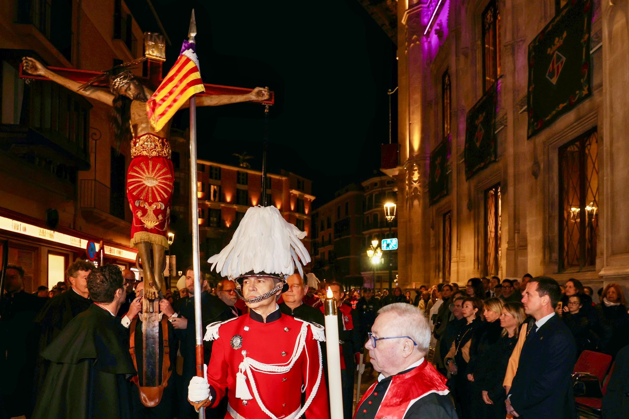 Imagen del Santo Cristo de la Sangre ante el palco de autoritades del Consell de Mallorca
