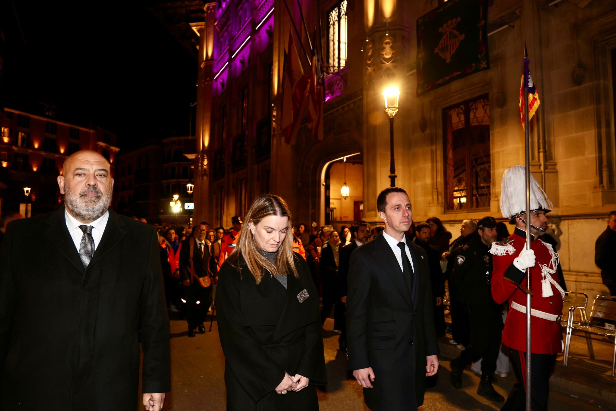 Imágenes de las máximas autoridades de las Islas Baleares acompañando al Santo Cristo de la Sangre 