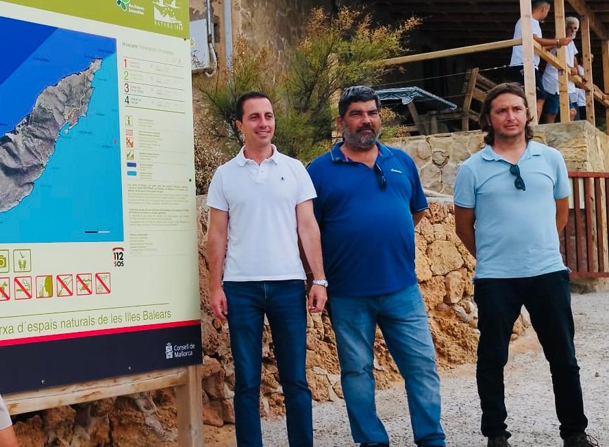 El presidente del Consell de Mallorca, Llorenç Galmés, y el vicepresidente segundo y conseller de Medio Ambiente, Medio Rural y Deportes, Pedro Bestard, de visita a sa Dragonera.