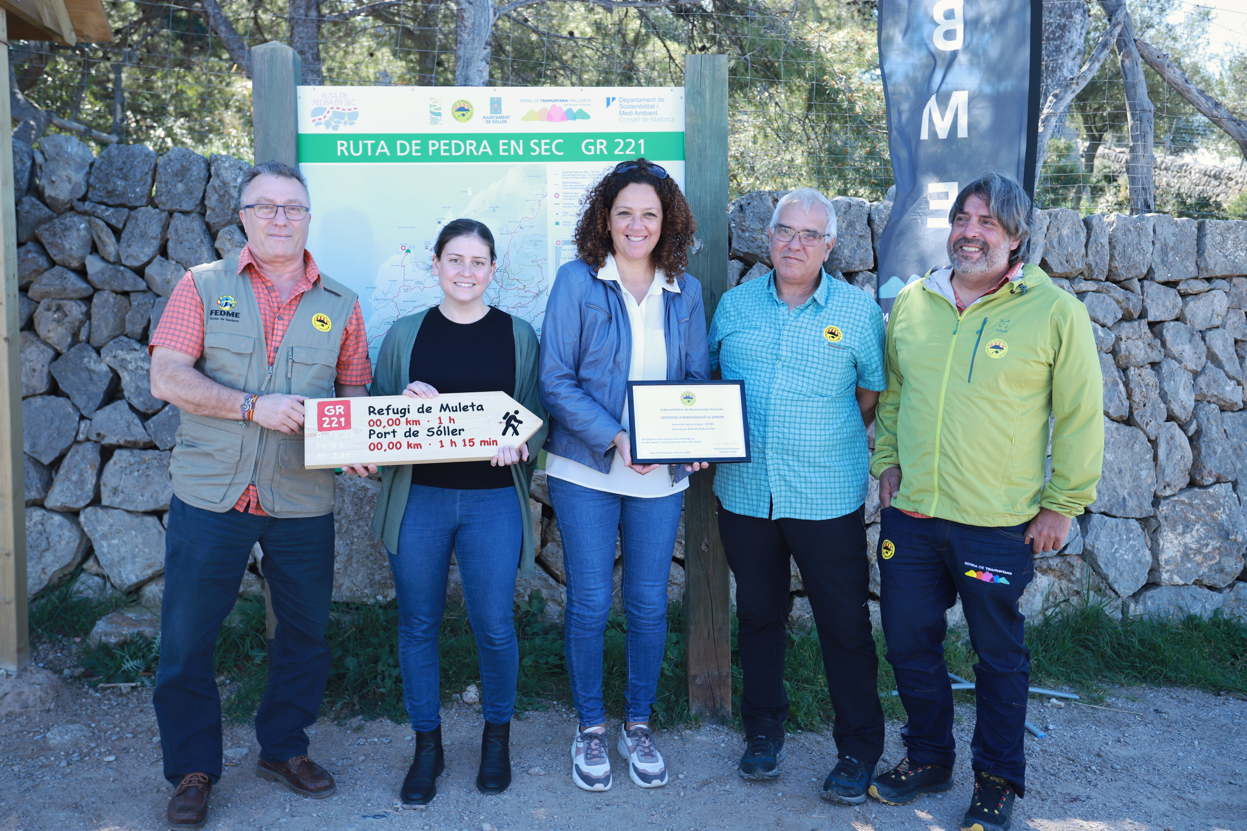 (d’esquerra a dreta) Rafael Ramos, tècnic de senders de la Federació Balear de Muntanyisme i Escalada, Aurora Ribot, vicepresidenta i consellera de Sostenibilitat i Medi Ambient, Catalina Cladera, presidenta Catalina Cladera, Guiem Roig, responsable de l’àrea de senderisme de la Federació Balear de Muntanyisme i Escalada i Xisco Fanals, president de la Federació Balear de Muntanyisme i Escalada