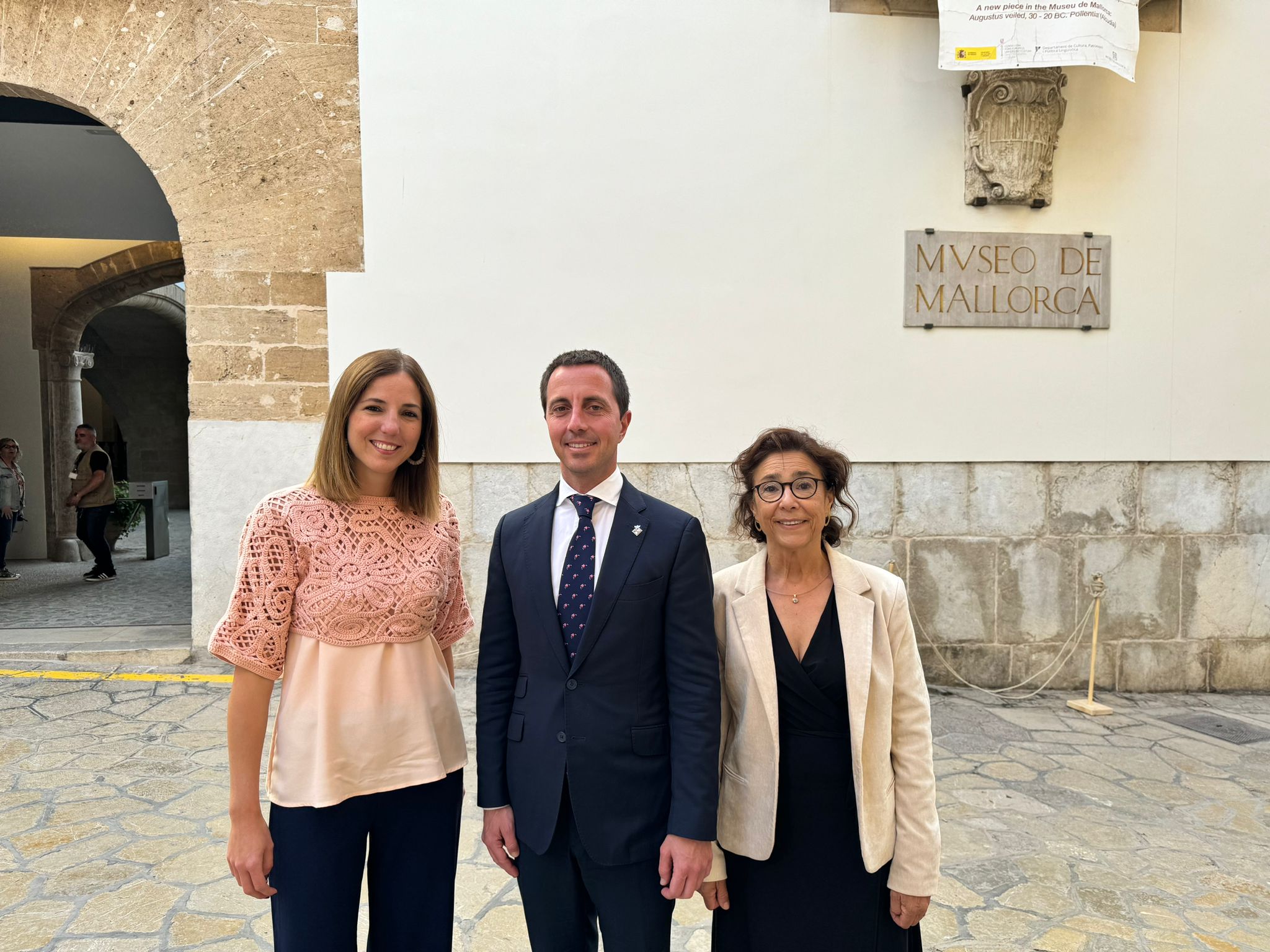 El president del Consell de Mallorca, Llorenç Galmés, amb la vicepresidenta i consellera de Cultura i Patrimoni, Antònia Roca, i la directora del Museu de Mallorca, Maria Gràcia Salvà