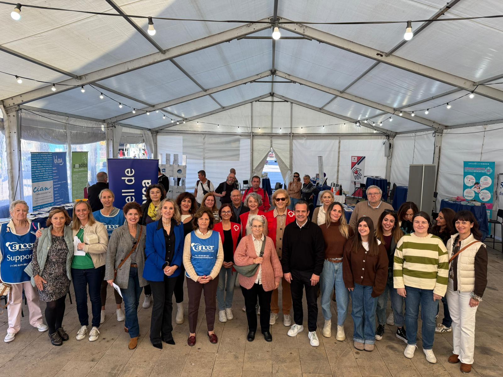 El consejero de Presidencia, Antoni Fuster y la directora insular de Joventud y Participación, Carmen Ripoll, con diferentes entidades solidarias en la Fira del Volunariat organizada por el Consell de Mallorca 