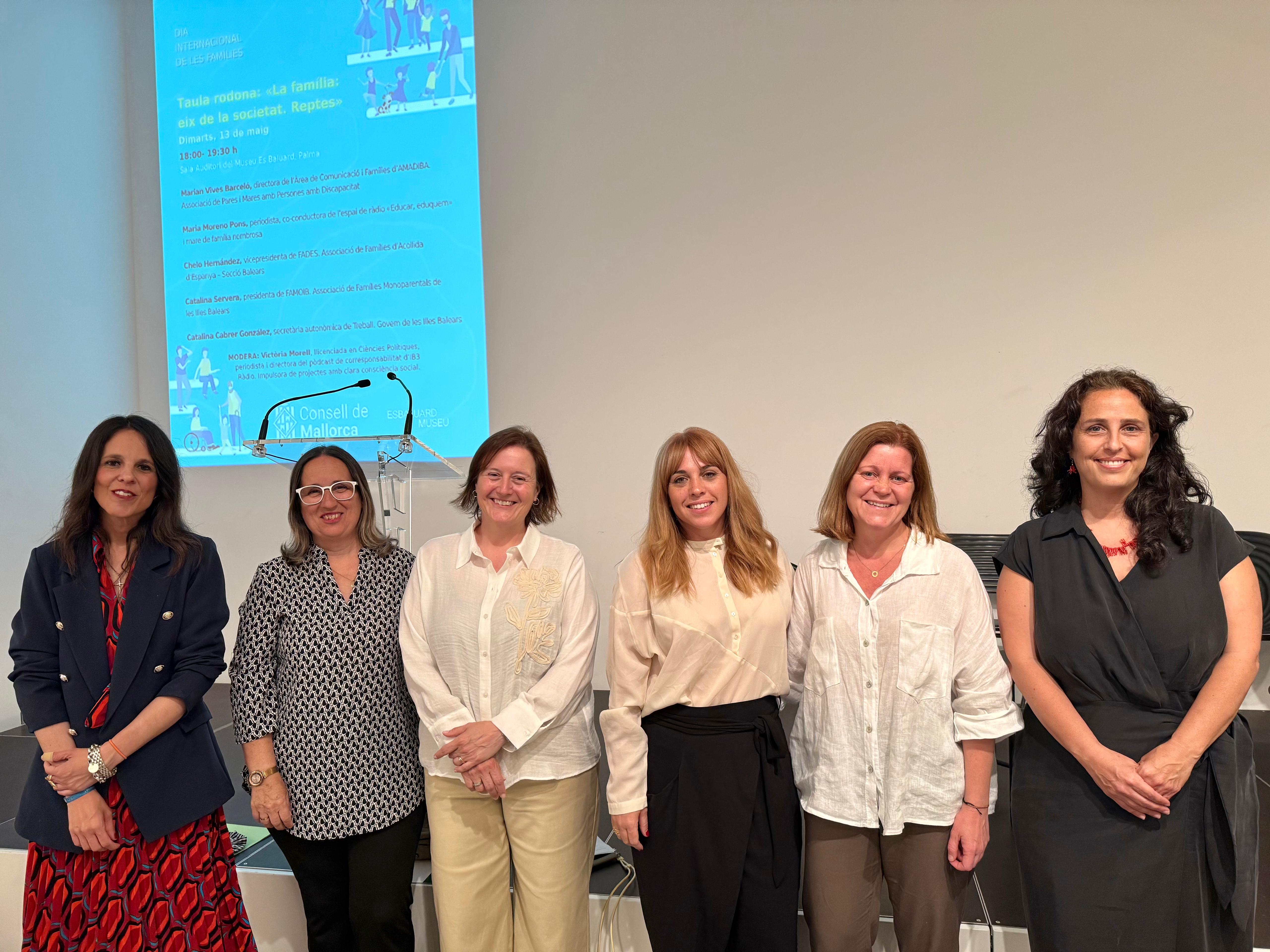 La directora insular de Familias, Ana Ferriol, con las ponentes.
