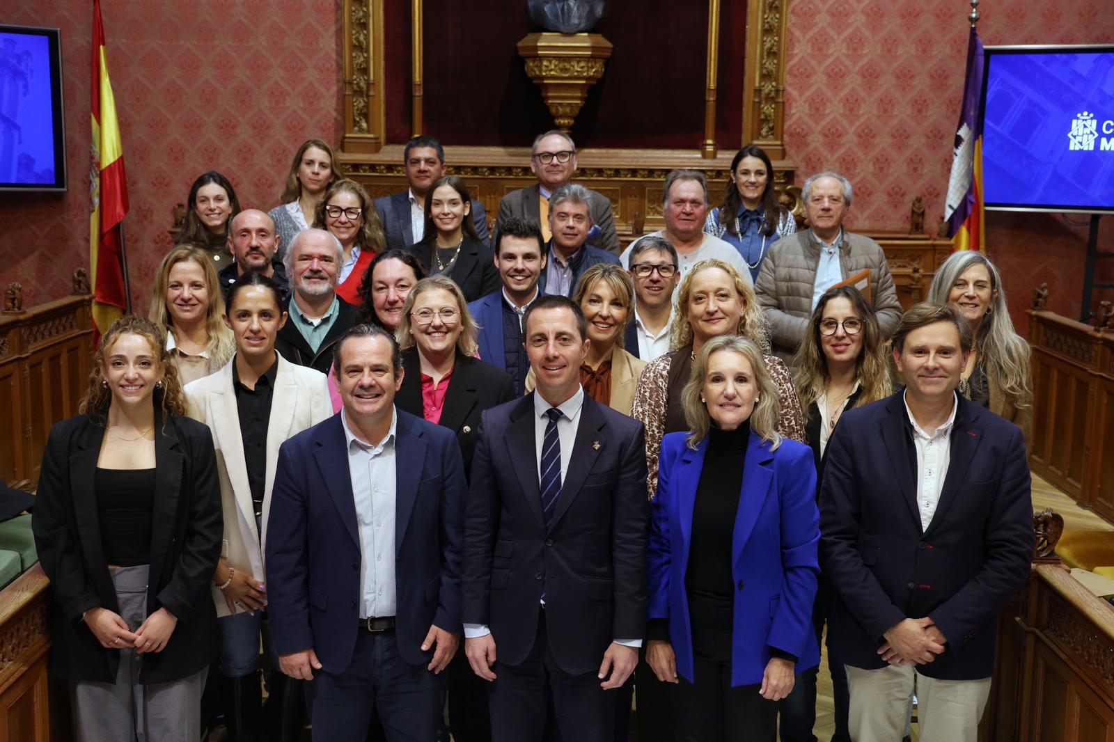 El presidente, Llorenç Galmés, el conseller de Presidencia, Toni Fuster, y la directora insular de Juventud y Participación, junto a alcaldes y responsables municipales.