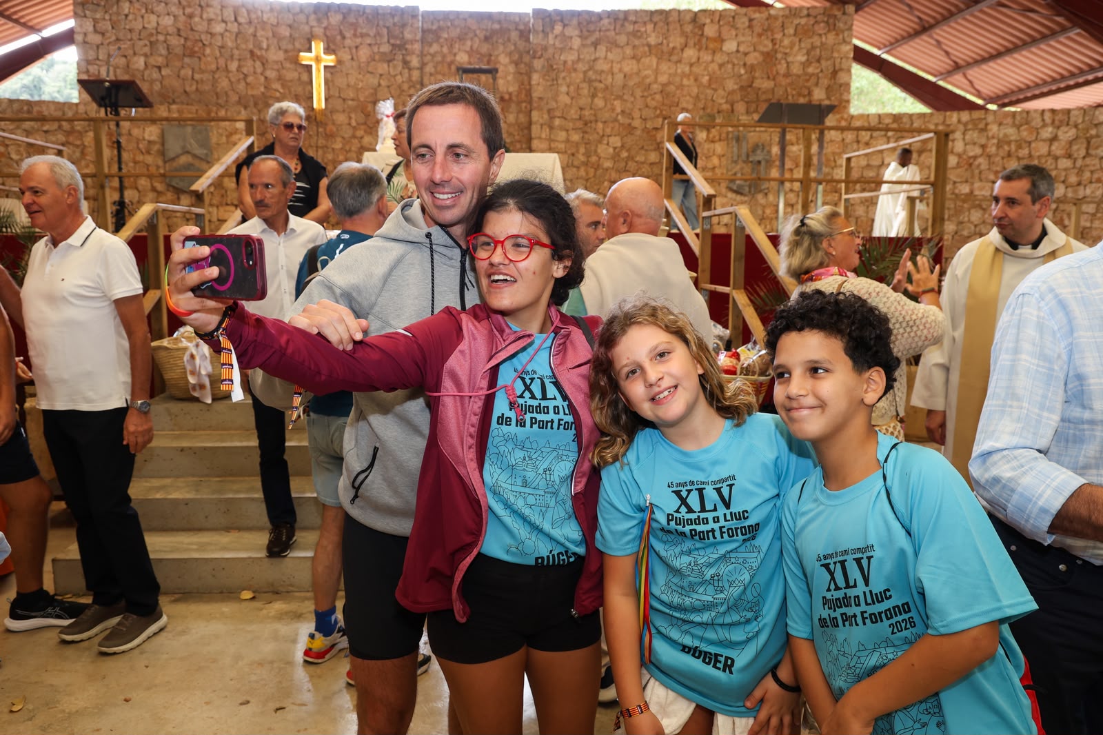 Imágenes del Presidente con jóvenes peregrinos en Lluc 