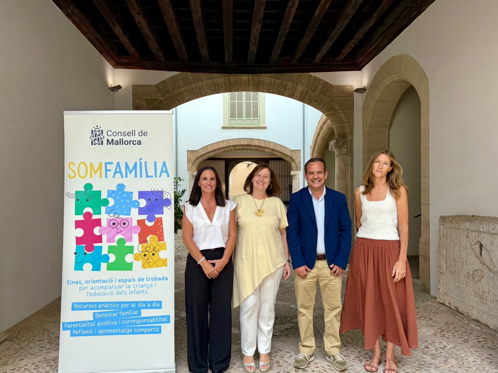 El conseller i la directora insular de Familíes al primer taller.