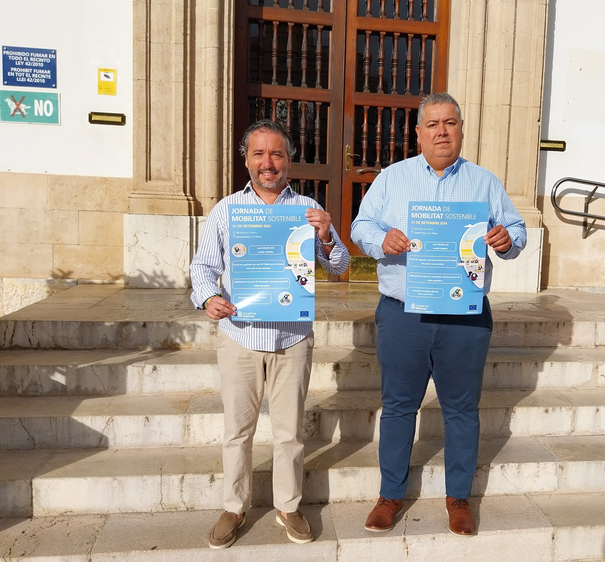 El conseller de Territori, Mobilitat i Infraestructures, Fernando Rubio, i el director insular de Mobilitat i Activitats, Rafel Oliver, amb cartell de la jornada.