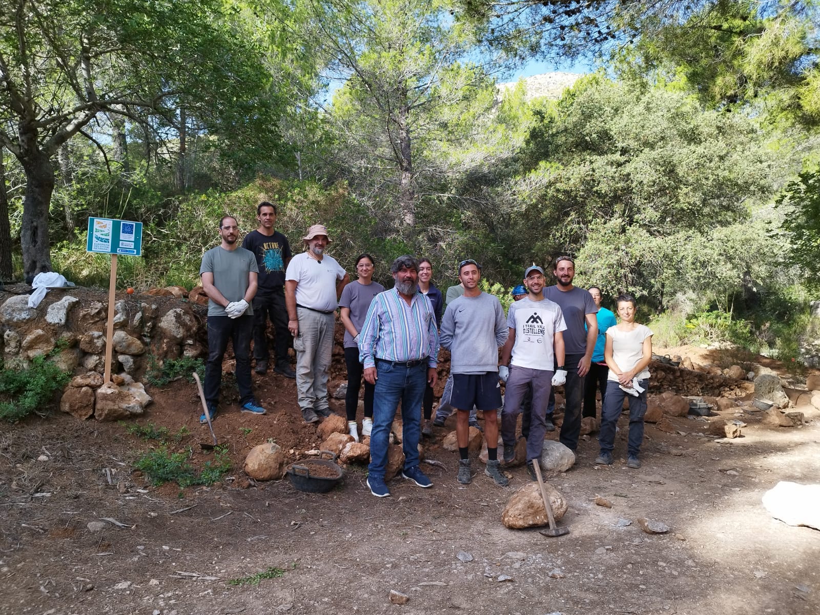 Alumnes que participen en el Curs d’iniciació a la construcció de marges a Galatzó