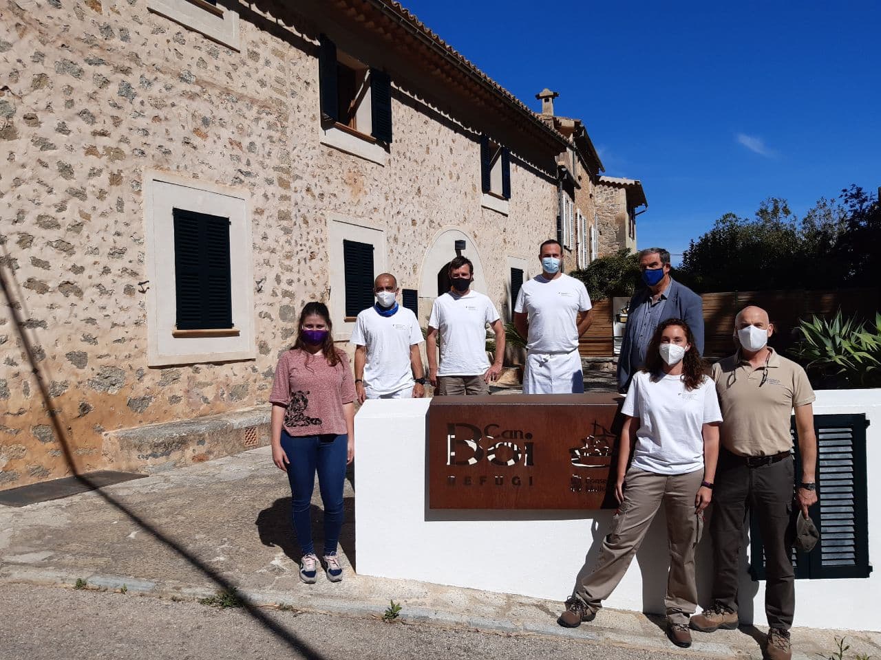 Aurora Ribot, vicepresidenta i consellera de Sostenibilitat i Medi Ambient, Josep Manchado director insular de Medi Ambient i l'equip de refugis 