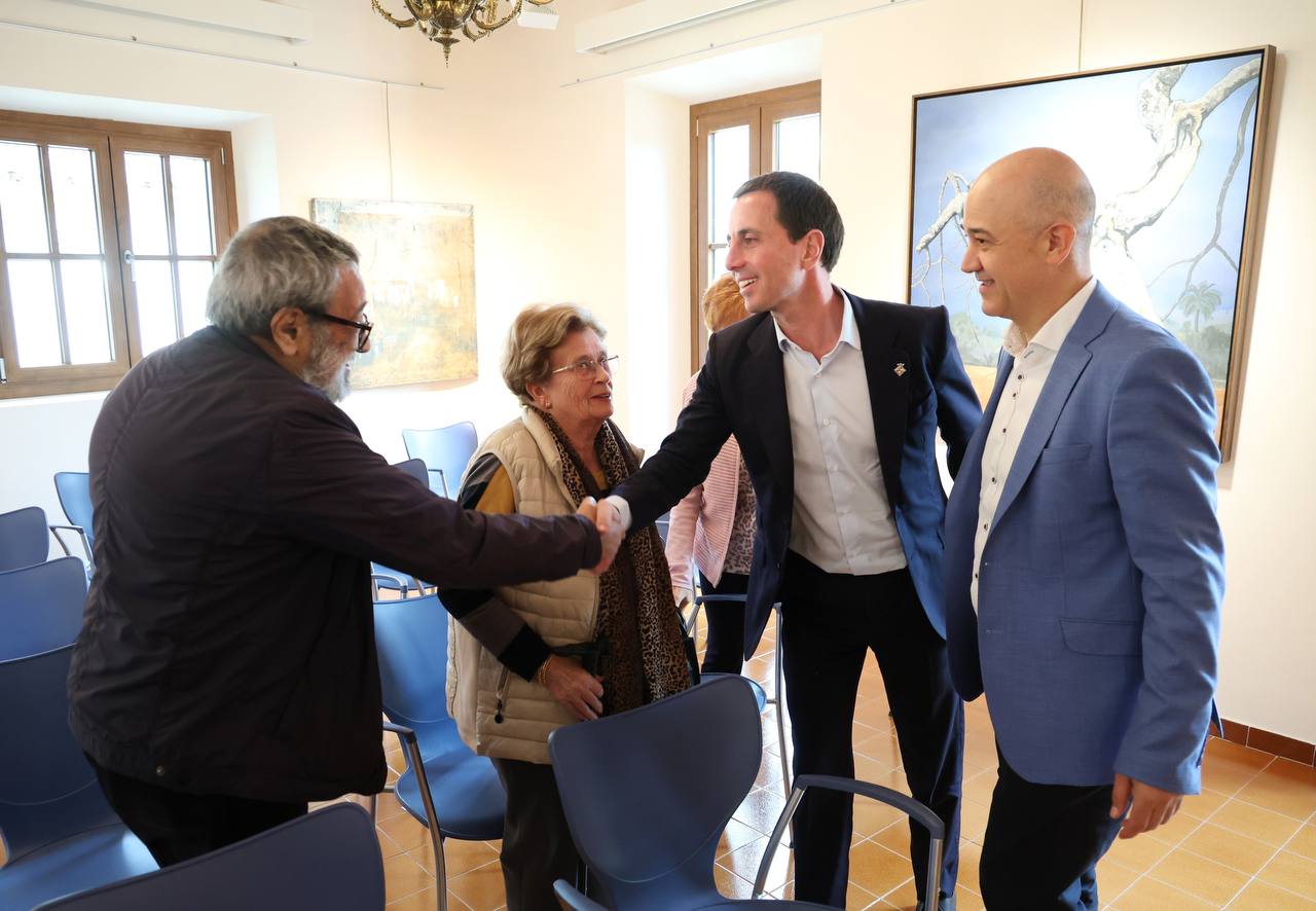 El presidente del Consell de Mallorca, Llorenç Galmés, saludando a miembros de la asociación de personas mayores de Costitx.