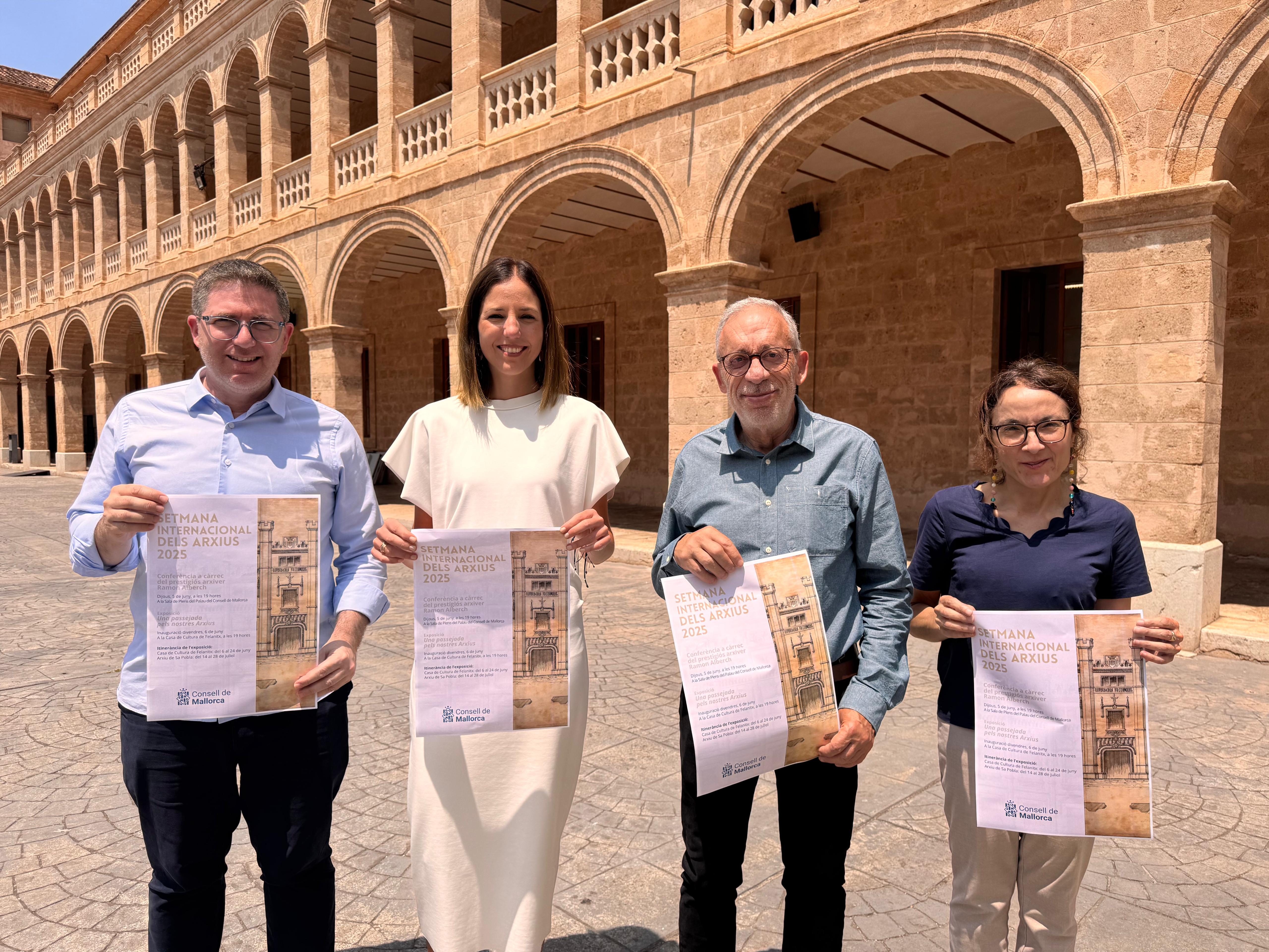 D'esquerra a dreta: el director insular de Cultura, Guillem Ginard; la vicepresidenta i consellera de Cultura i Patrimoni, Antònia Roca; l'arxiver Ramon Alberch i Maria del Mar Guaita.