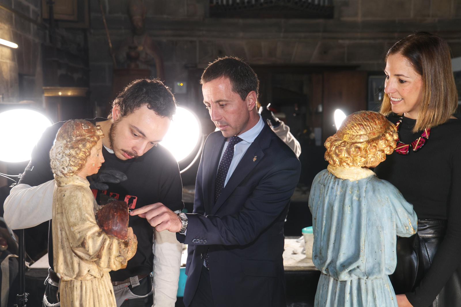 El president del Consell de Mallorca, Llorenç Galmés i la vicepresidenta, Antònia Roca, al taller de restauració