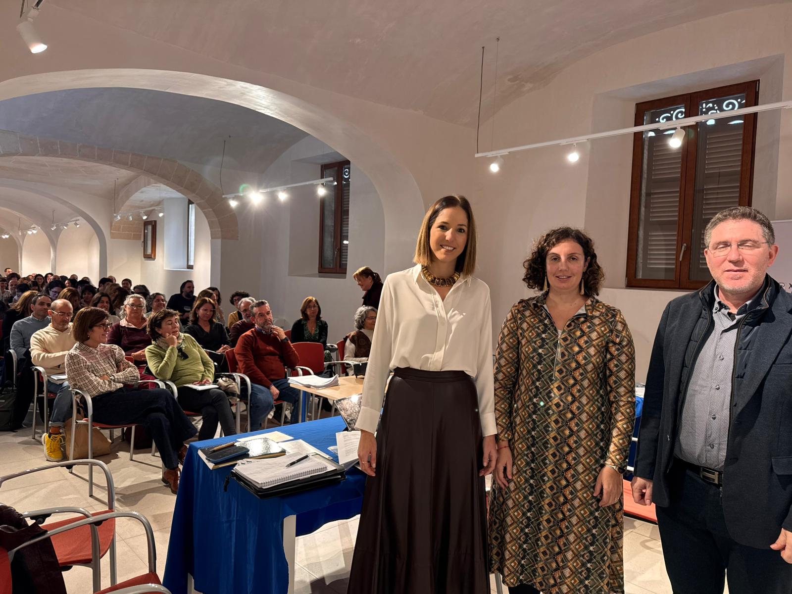 La vicepresidenta, Antònia Roca; Catalina Quetglas, responsable de Bibliotecas y Archivos; y el director insular de Cultura Guillem Ginard
