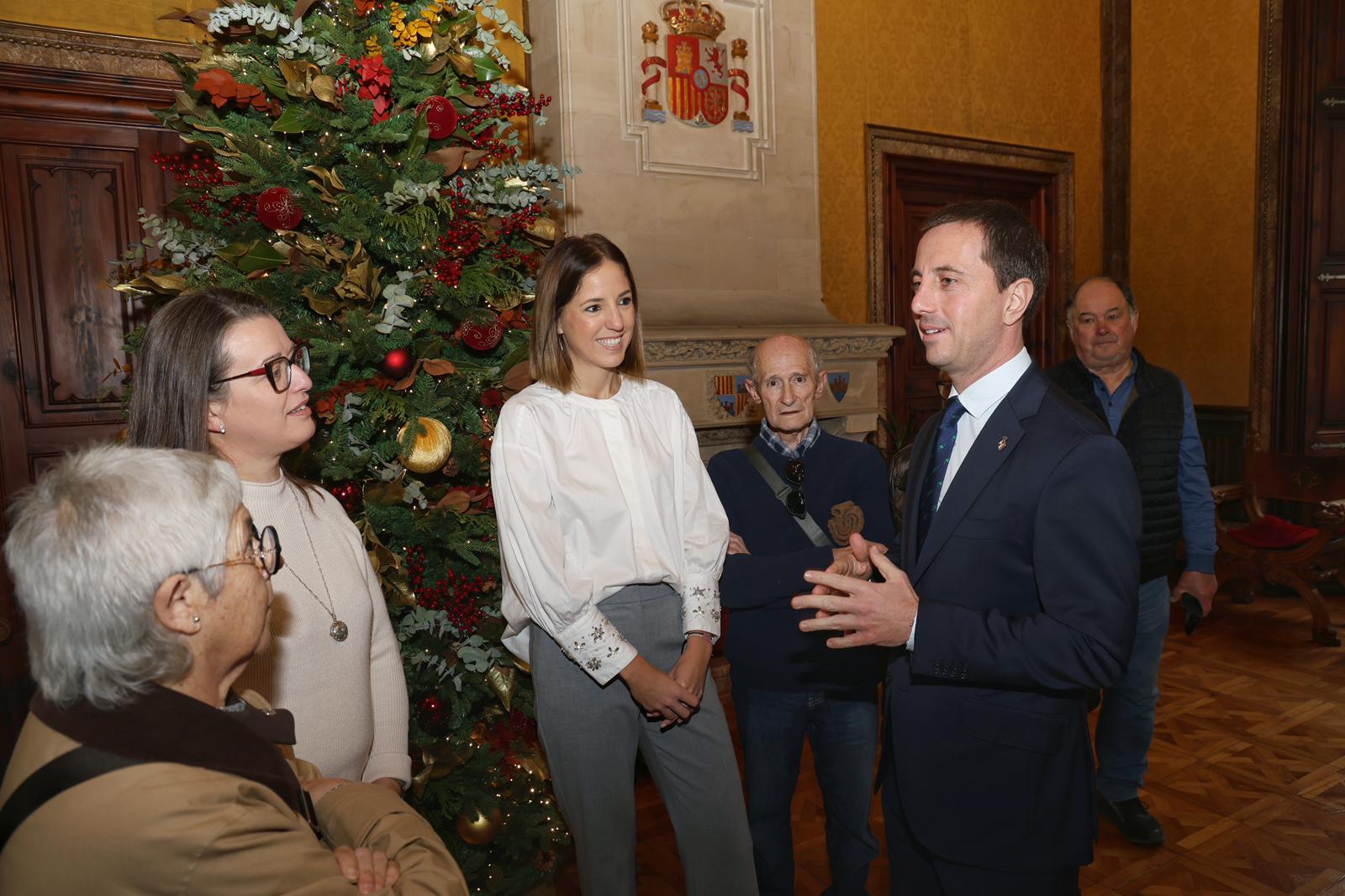 El president, Llorenç Galmés i la vicepresidenta, Antònia Roca amb els representants dels grups de neulers i neuleres de Mallorca