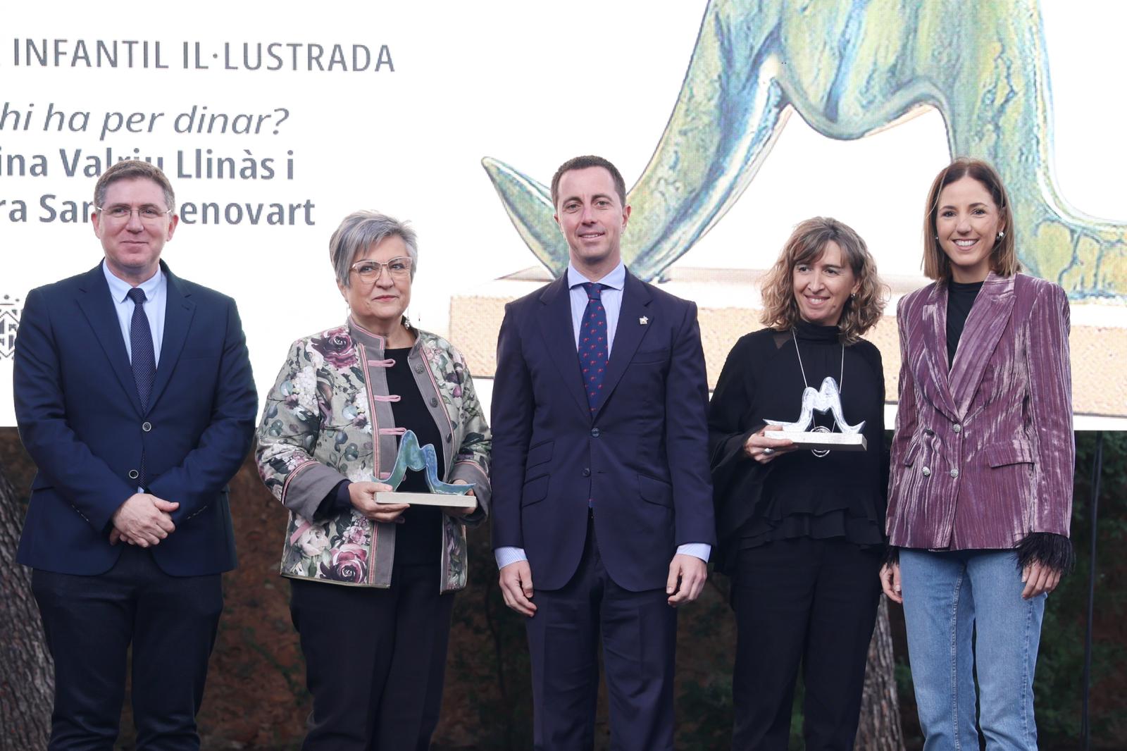 El presidente del Consell de Mallorca, Llorenç Galmés , la vicepresidenta, Antònia Roca y el director insular de Cultura, Guillem Ginard con los galardornadas Premio Literatura Infantil Ilustrada