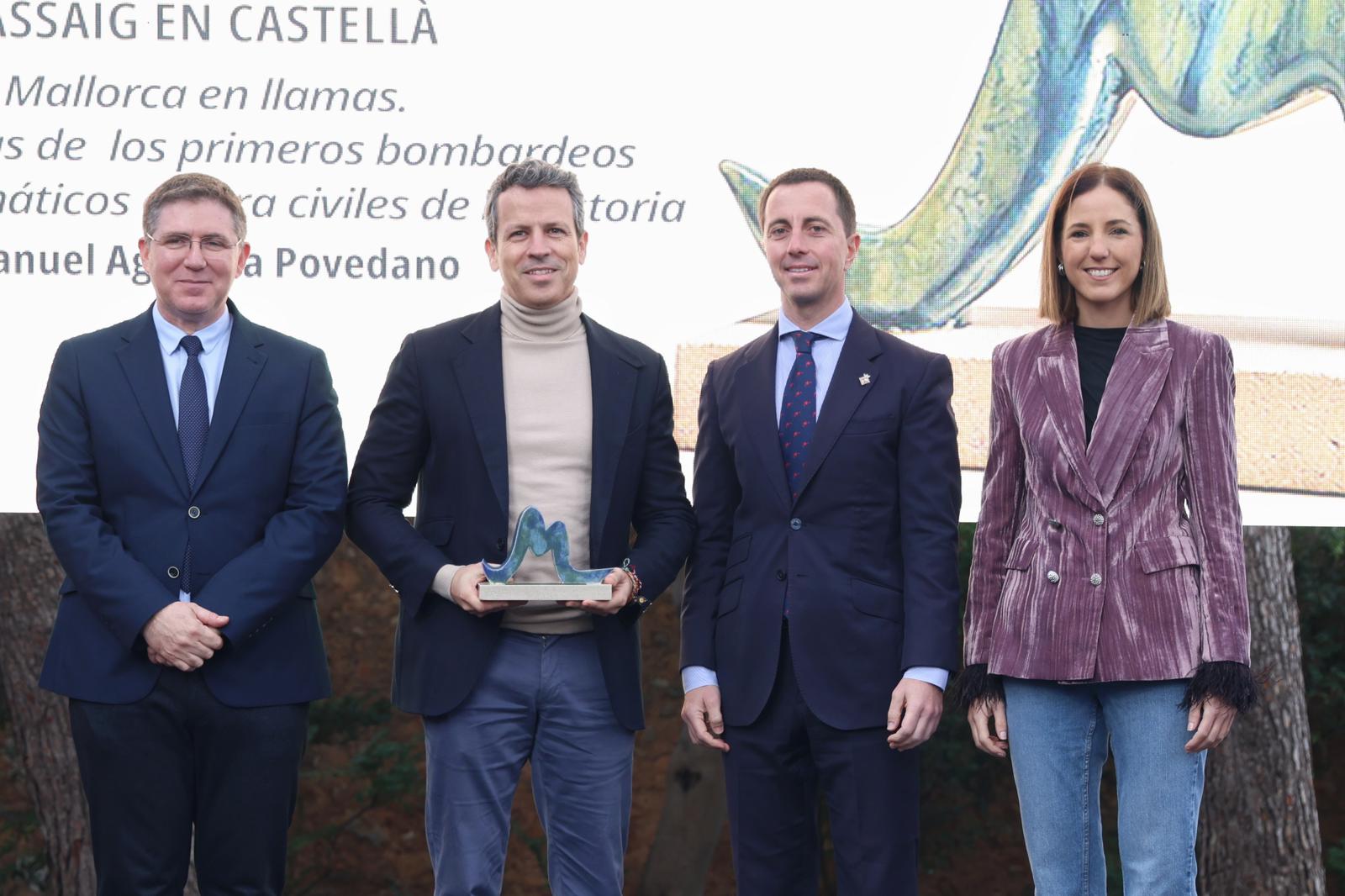 El presidente del Consell de Mallorca, Llorenç Galmés , la vicepresidenta, Antònia Roca y el director insular de Cultura, Guillem Ginard con los galardornados