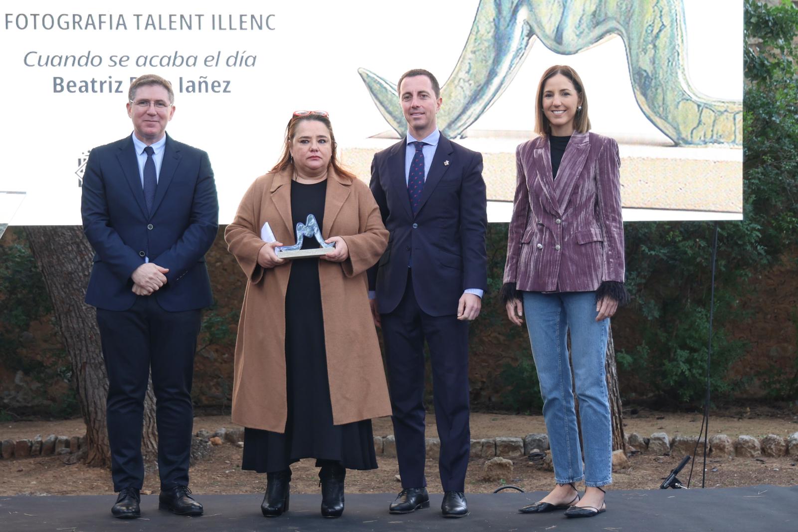 El presidente del Consell de Mallorca, Llorenç Galmés , la vicepresidenta, Antònia Roca y el director insular de Cultura, Guillem Ginard con los galardornados