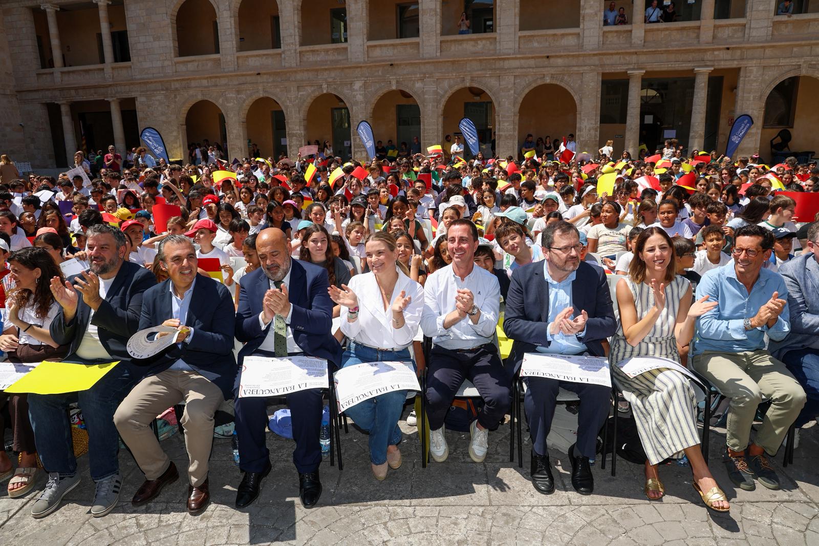 Celebración de la cantata colectiva de «La Balanguera» en el patio dels Homes de la Misericòrdia.