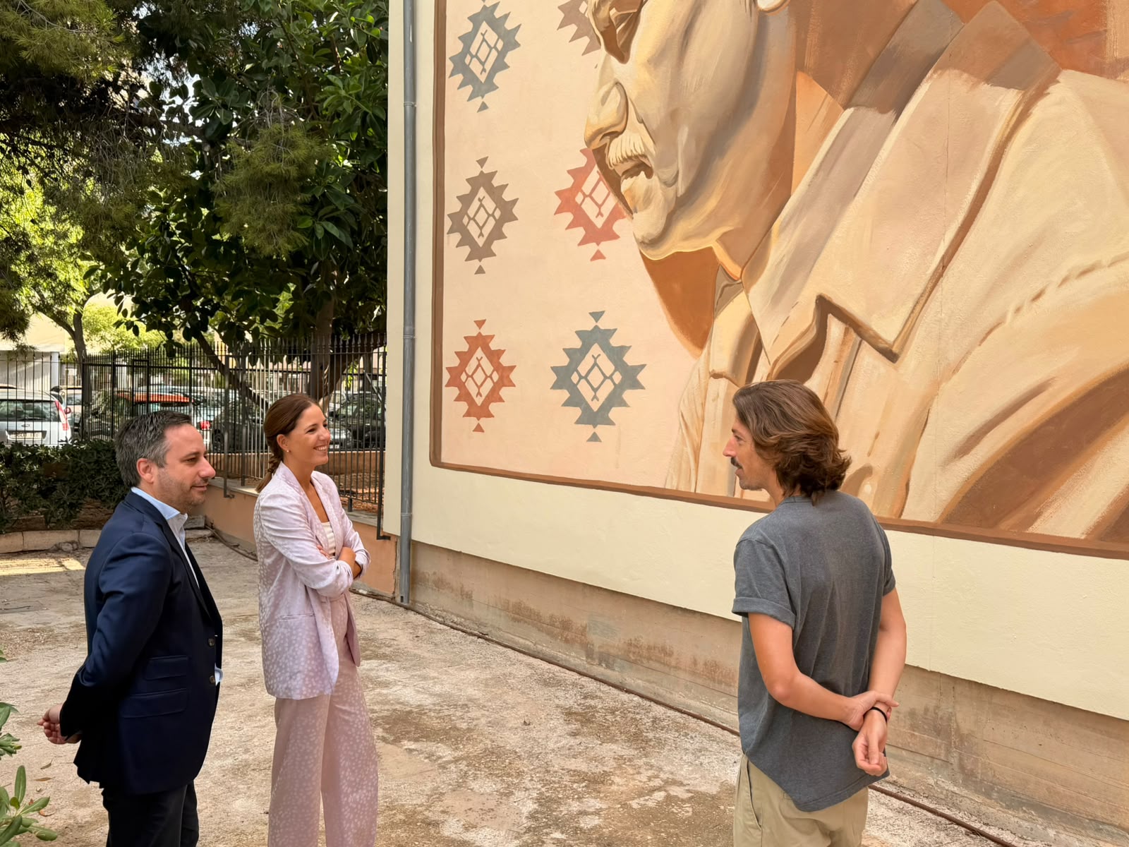 D'esquerra a dreta: el director de cultura, Andreu Ferrer; la vicepresidenta del Consell de Mallorca, Antònia Roca i l'artista, Oriol Angrill.