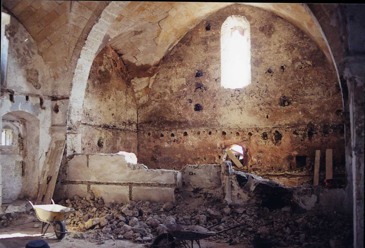 Interior de l'església durant l'enderroc de l'habitatge i les dependències agrícoles