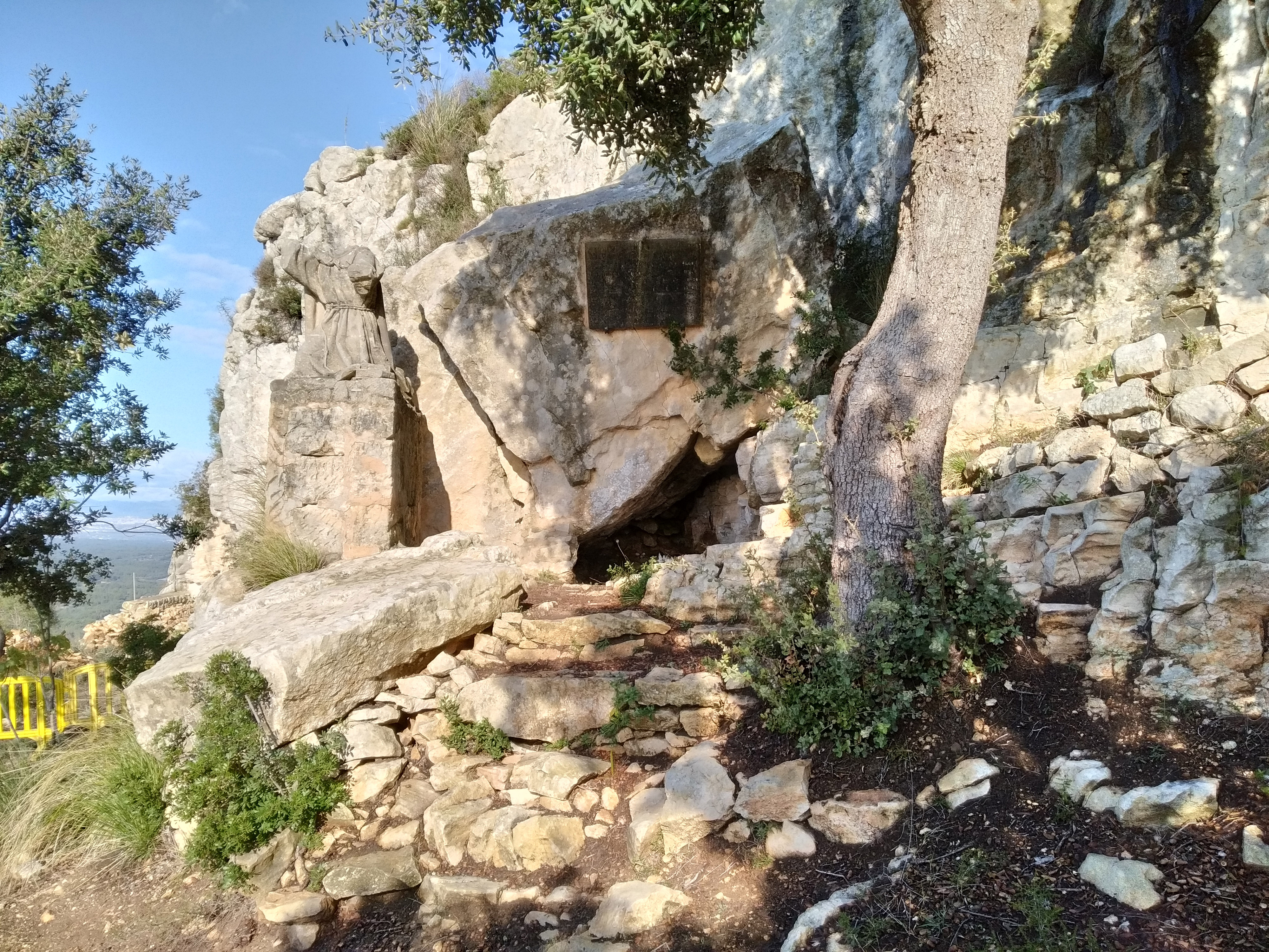 Exteriores de la Cueva de Ramón Llull