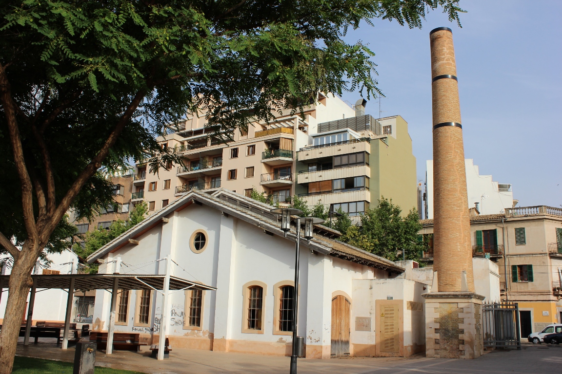 Edifici  de la màquina de vapor i el fumeral