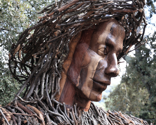 Pau, sculpture with recycled wood