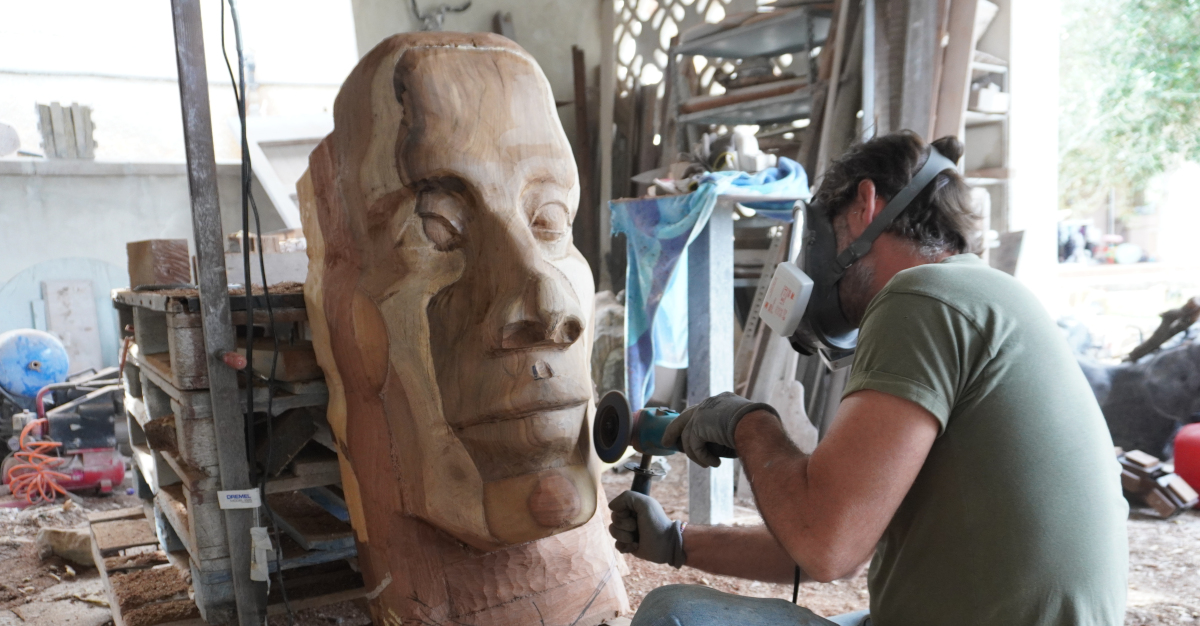 Marcos Torandell puliendo el rostro de la escultura.