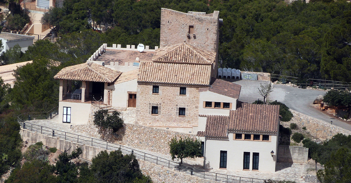 Del castell de Sant Elm a la torre de cala en Basset