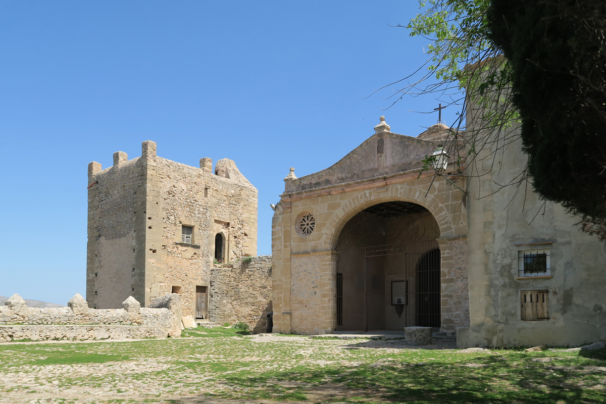 Capilla y torre de defensa